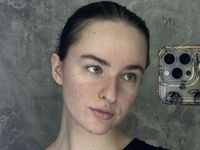 live webcam model AlisaFreshly