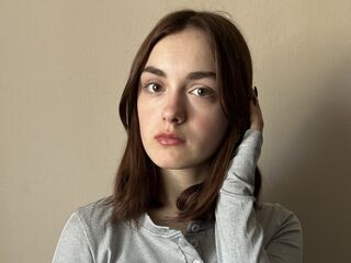 cam girl playing with dildo LouanneNading