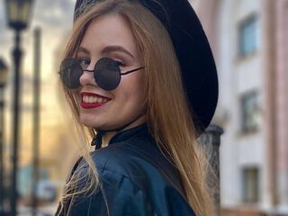 cam girl masturbating with sextoy MaiaOshman