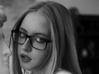 cam girl playing with vibrator SheliaEdwards